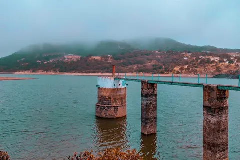 Presa con niebla en Mineral del Chico, Hidalgo